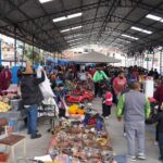 RIOBAMBA. Comerciantes de La Esperanza 1 retoman actividades en el mercado con nuevas instalaciones.