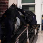 La policía de Nueva York irrumpe en un edificio de la Universidad de Columbia que había sido tomado por los estudiantes.
