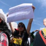 Movimientos sociales y estudiantes universitarios marchan en Quito para protestar por la crisis energética.