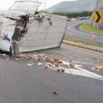 Un camión se volcó en la vía Collas-Guayllabamba y dejó al menos una persona herida.