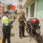 RIOBAMBA. Municipio intensifica operativos contra el estacionamiento indebido para garantizar seguridad vial.