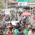 Indígenas de Colombia bloquean paso en la frontera con Ecuador por la destrucción de puentes.