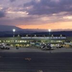 La pista del Aeropuerto Mariscal Sucre de Quito se cerró por más de una hora por un problema operacional, ayer en la noche
